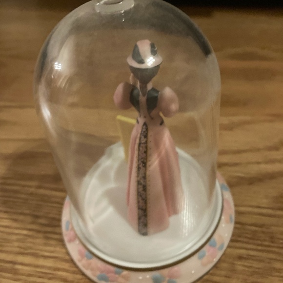 2004 MRS. ALBEE MINATURE FIGURINE WITH DOME - EUC - Picture 3 of 3